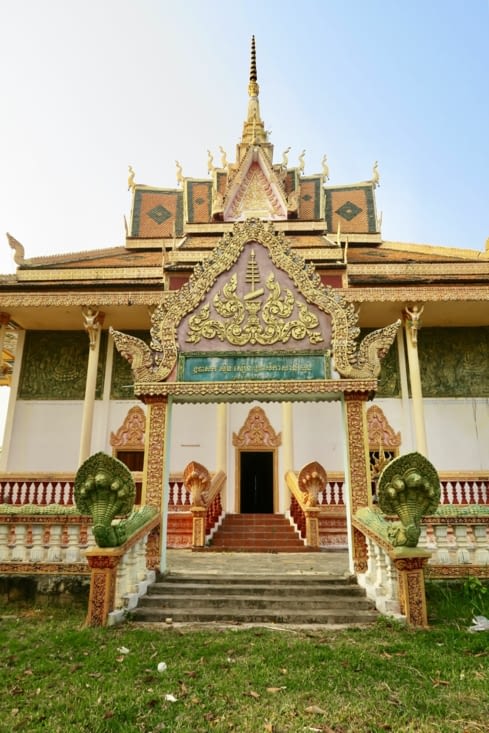 La pagode, richement décorée, inattendue dans ce tout petit village.