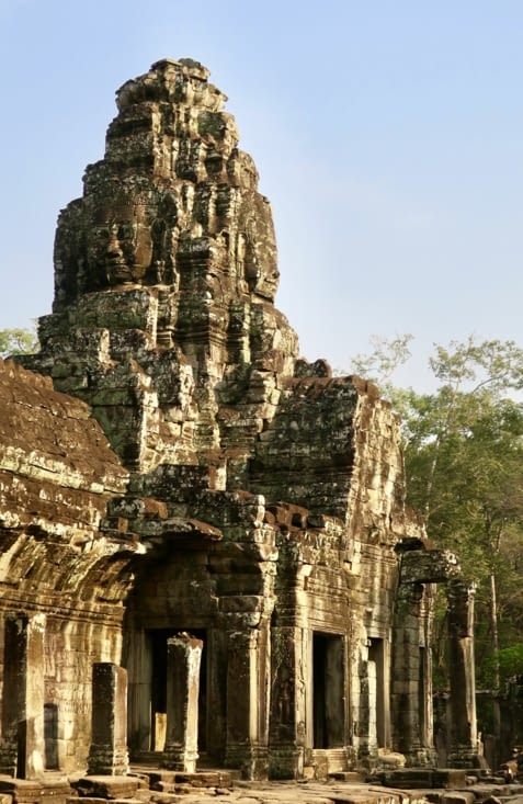 Ce temple est magnifique, on pourrait déambuler des heures sous les visages énigmatiques.