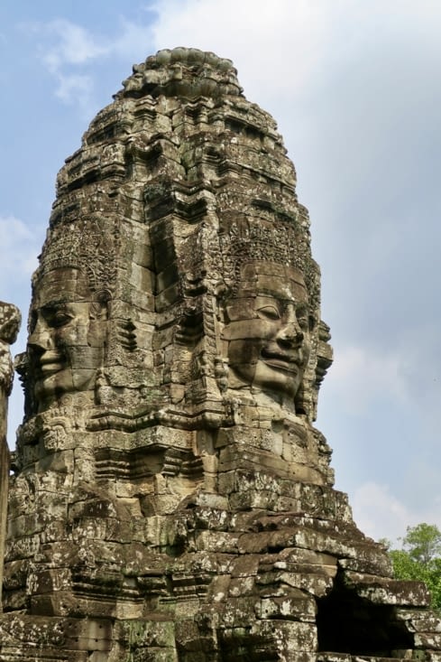 Près de 150 visages sculptés semblent observer les visiteurs...