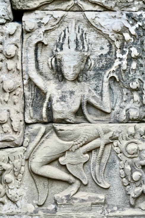 Il y en a beaucoup sur les pilliers qui entourent les portes...