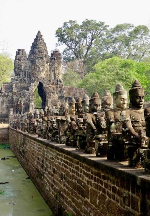 La porte d’entrée d’Angkor Thom, la grande cite royale entourée de douves.