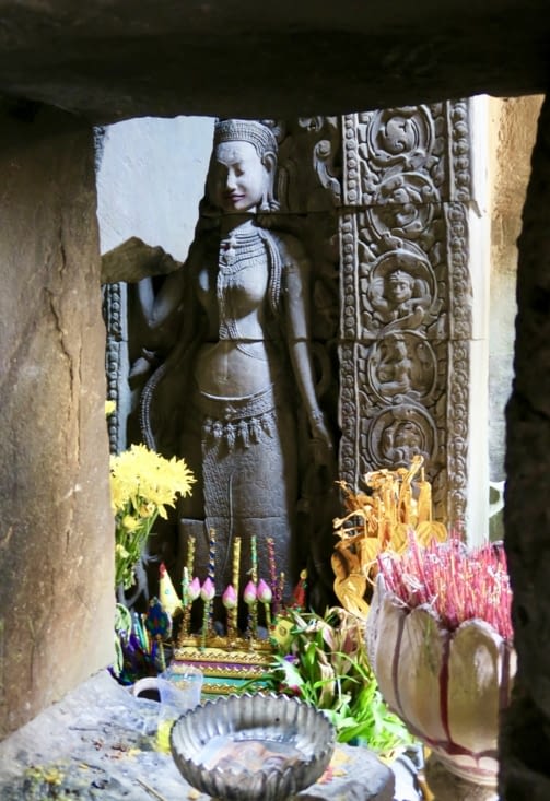 Dans un recoin du temple, un minuscule autel caché...
