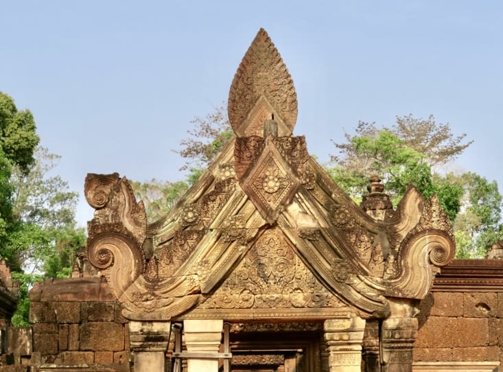 Le fronton de l’entrée.