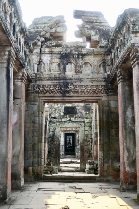À l’intérieur, un vaste dédale de couloirs, d’allées, de salles...