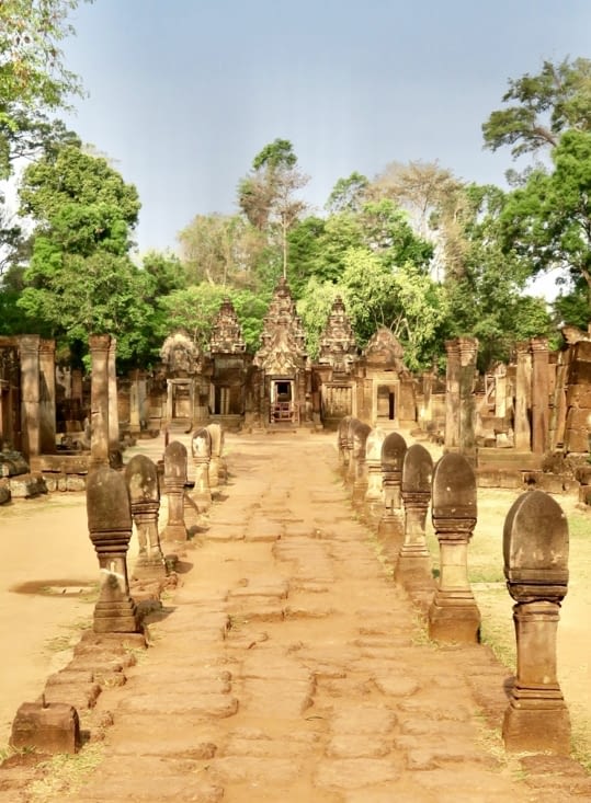 On accède au temple par une allée majestueuse.