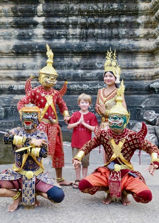 Au pied de la tour centrale, des khmers en costumes tradionnels.