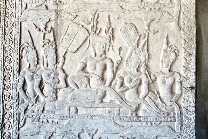 Des bas-reliefs aussi sur les pilliers, les linteaux...