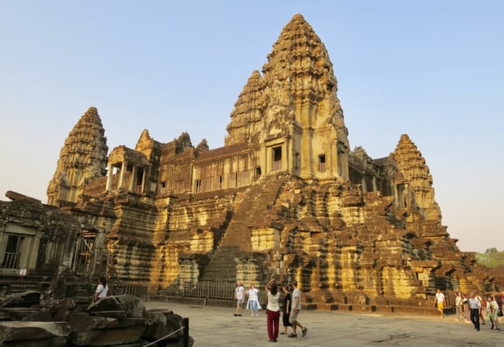 La tour centrale, sous la lumière dorée de fin d’après-midi.