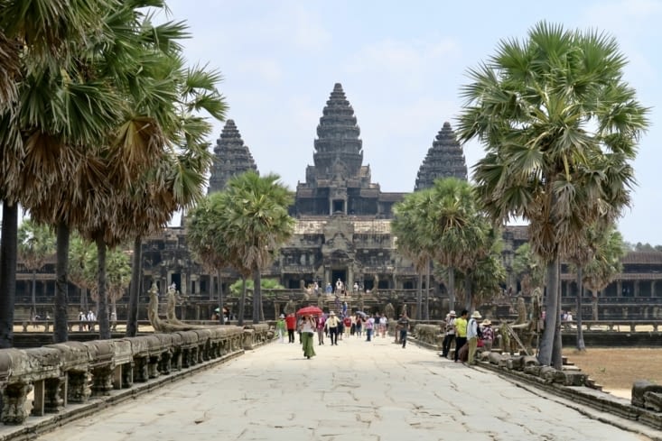 Sur l’allée qui mène à la porte principale.
