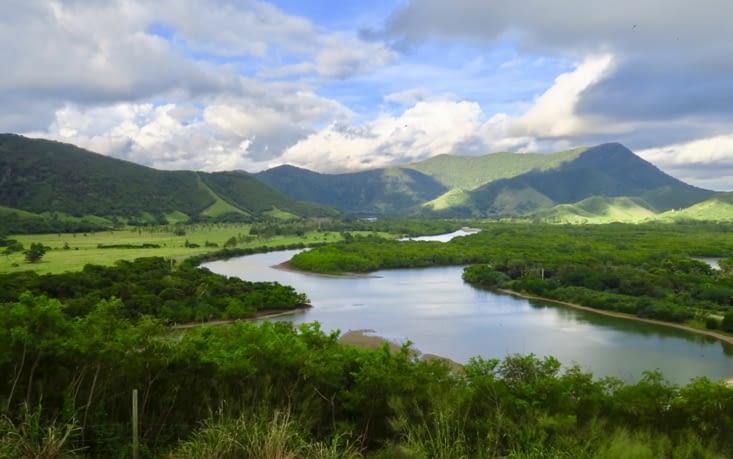 Vers les terres, et la rivière Néra.
