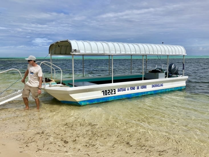 Nous partons pour une petite virée sur le lagon avec un bateau à fond de verre.