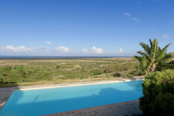 La piscine, elle, offre une vue plutôt dégagée sur la mer à l’horizon ?