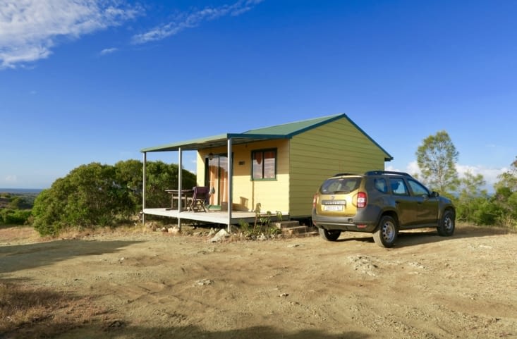 Au Refuge du Cerf, les bungalows sont dispersés sur les hauteurs d’un immense domaine...