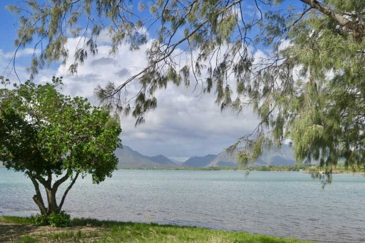 En fait si, il y a une petite anse de sable gris : la plage de Gatope.