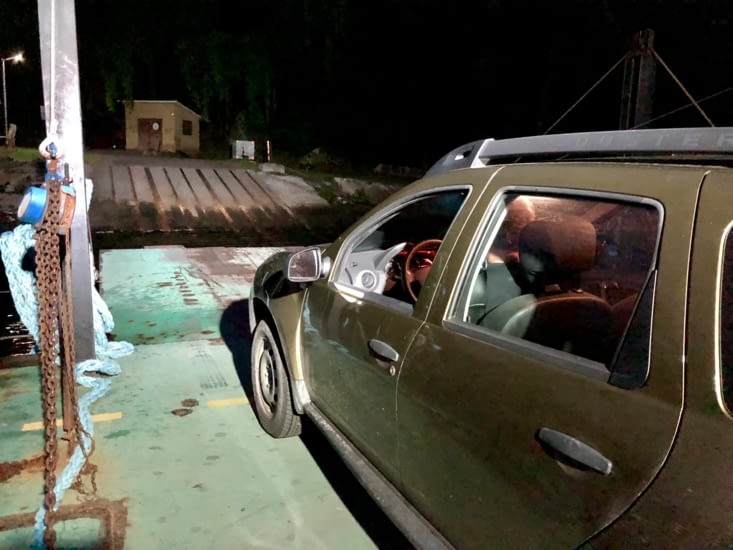 Ouf, non, c’était la voiture précédente ! Le bac vient nous chercher...