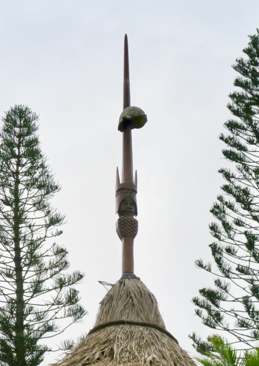 Avec sa flèche faîtière.