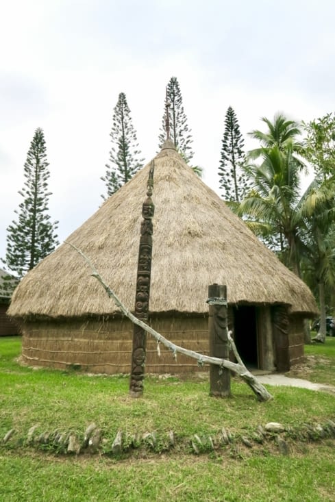 Case de la chefferie Bwarhat au centre culturel de Hienghène.