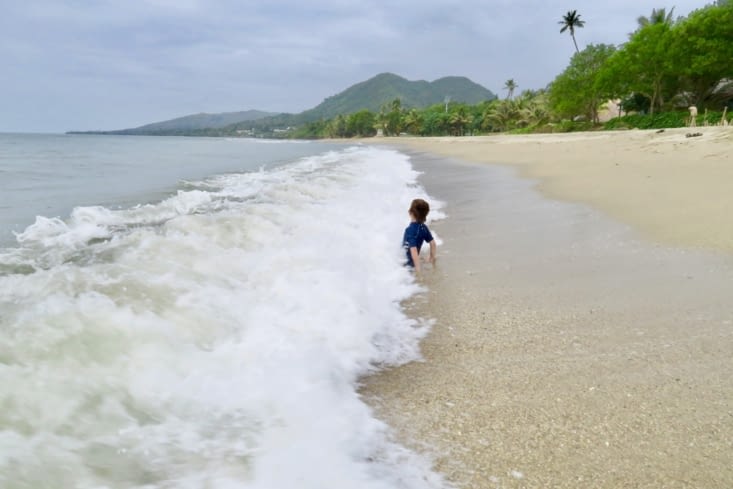En passant par la plage de Poindimié et ses rouleaux.