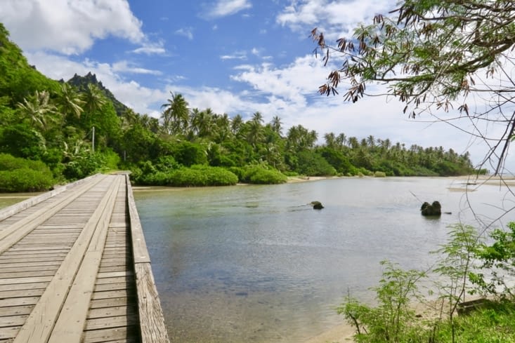 Un pont au bout de la plage.