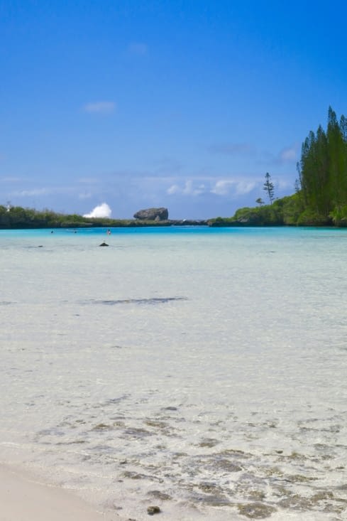La partie bleu turquoise, au fond, est la plus profonde.