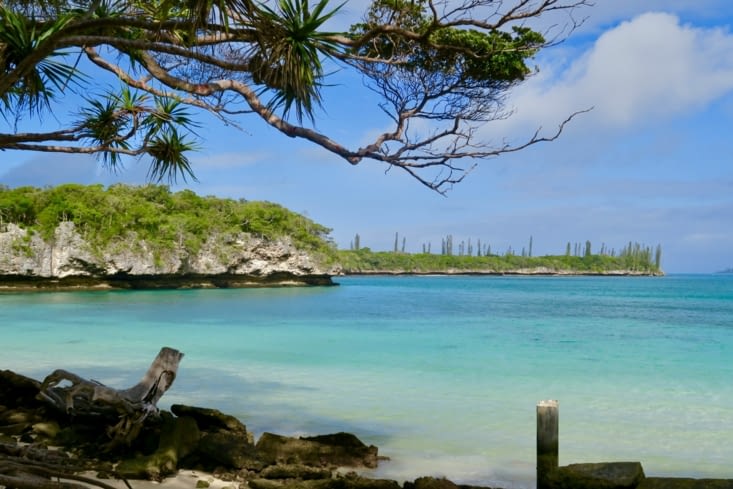 Au milieu de la baie, un rocher sacré.