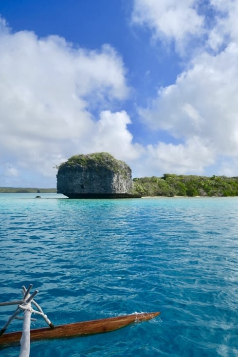 Des îlots de corail pétrifié à coiffure verte semblent flotter comme des bouées.