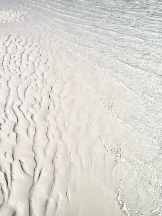 L’eau est aussi transparente que le sable est blanc...