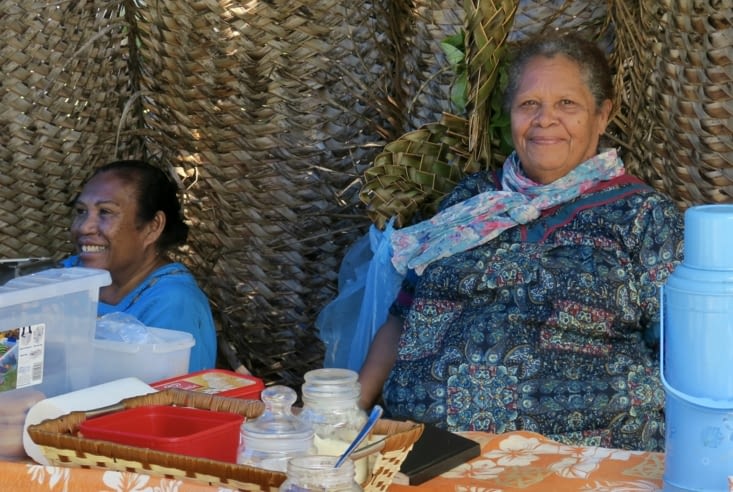 Un tout petit marché tenu par des femmes, qui vendent des fruits, des beignets...