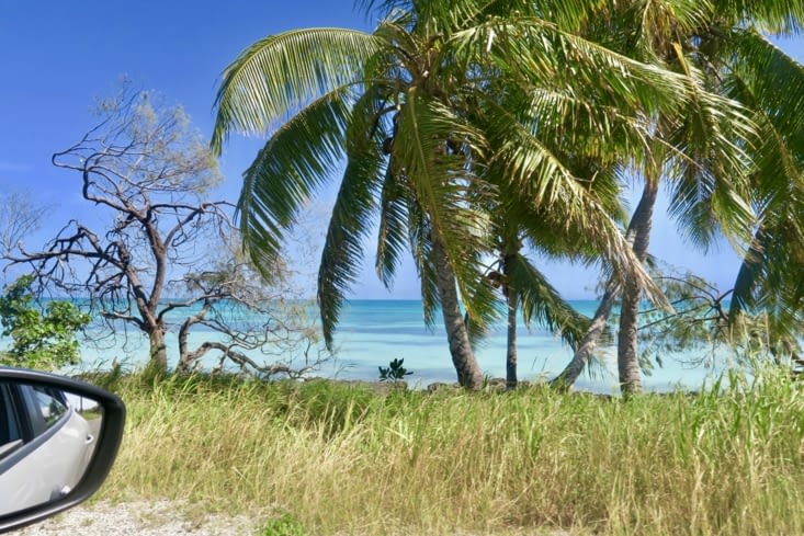 La route principale longe la plage sur toute la longueur de l’île.