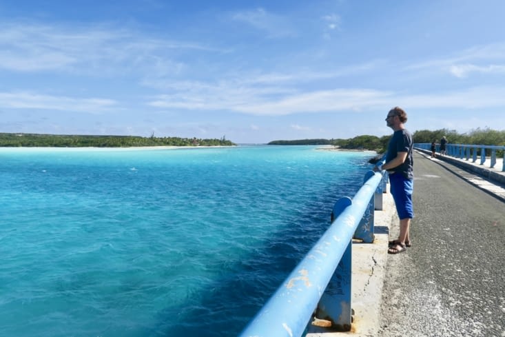 À la pointe sud de l’île, un pont permet d’accéder à l’îlot de Mouli.