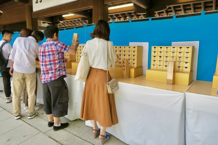 Omikuji : on secoue une boîte remplie de fines baguettes numérotées...
