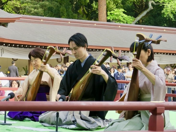 Des joueurs de biwa, sorte de violon qui se joue en frottant les cordes.