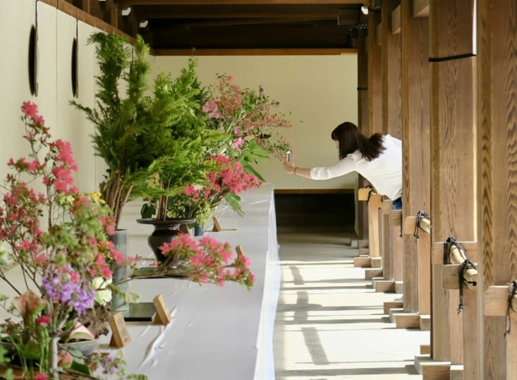 Et pour terminer la visite, on admire les bouquets disposés sous les arcades du temple.