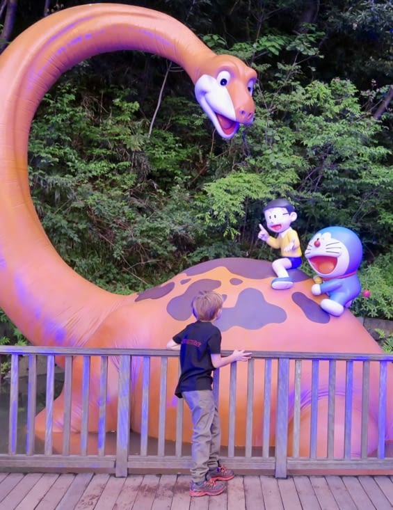 Maël voudrait bien faire une balade en dinosaure lui aussi...