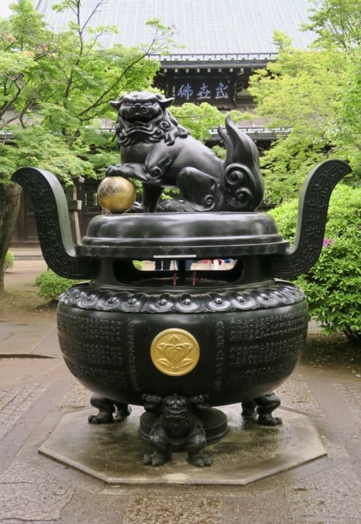 À l’entrée du sanctuaire, on est accueillis par un lion menaçant.