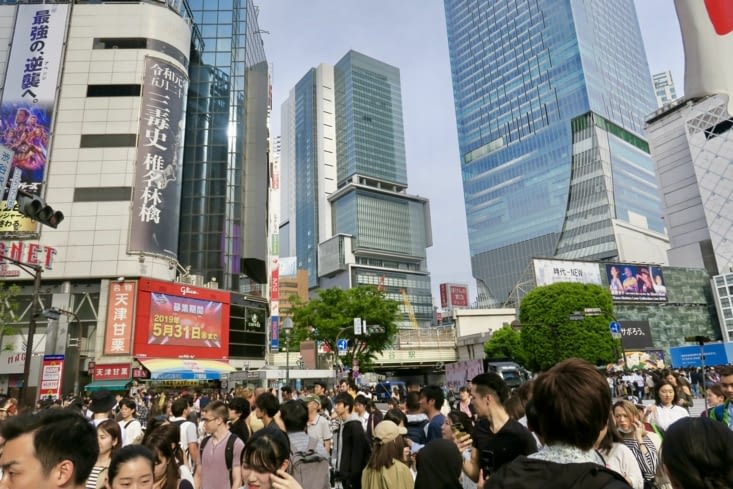 Le carrefour de Shibuya, le plus connu de Tokyo, avec des milliers de piétons...