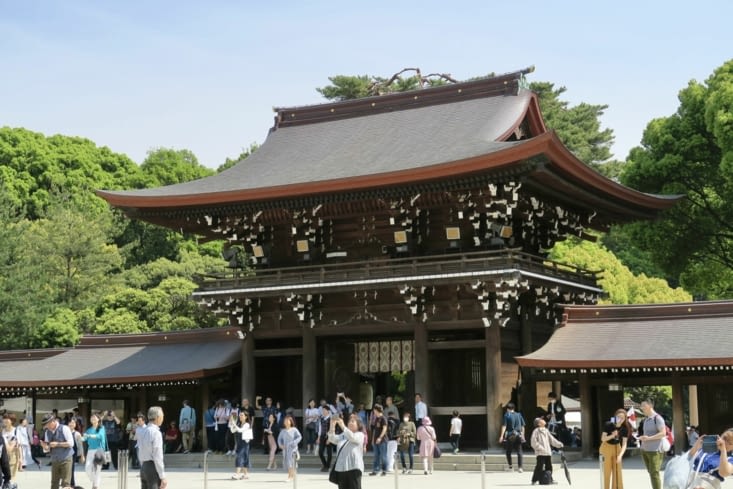 Dans la cour du sanctuaire.