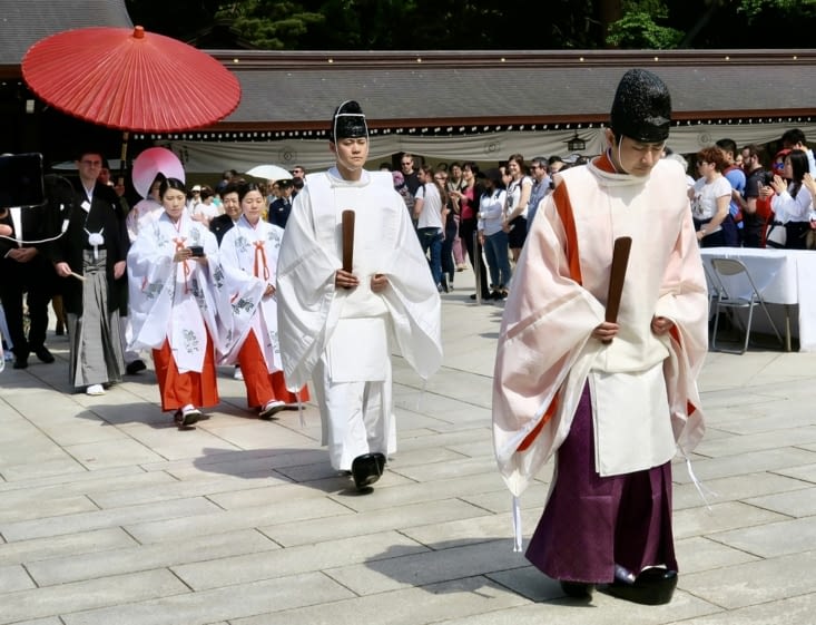 Dans la cour principale, nous avons la chance de voir défiler le cortège d’un mariage.