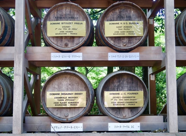 Et juste en face, des fûts.... de grands crus de Bourgogne !