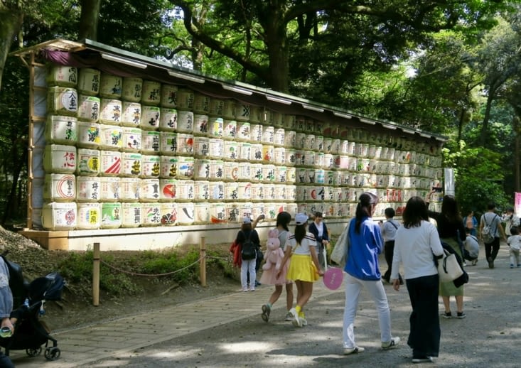 Le long de l’allée principale, des fûts de saké, aux décors très graphiques.