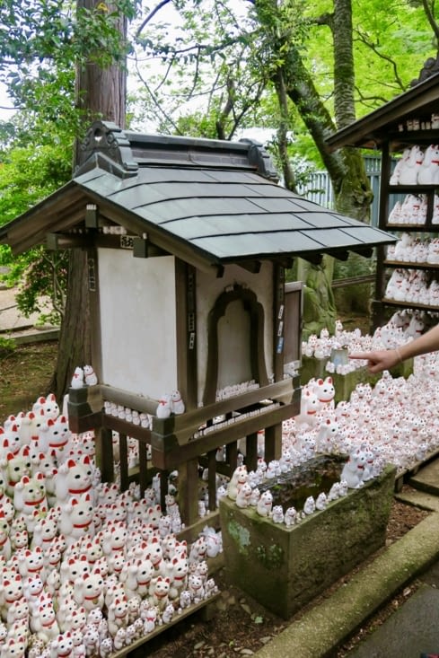 L’autel aux fameux maneki-neko est juste à l’extérieur du bâtiment...