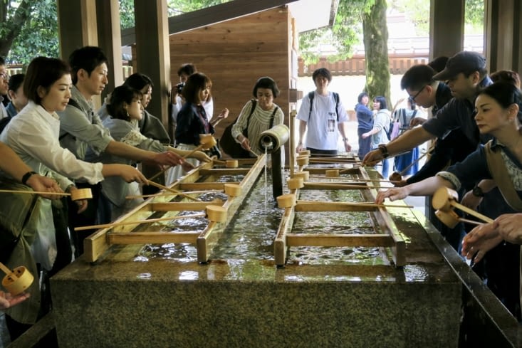 Le temizu-ya, rituel shinto de purification des mains et de la bouche.