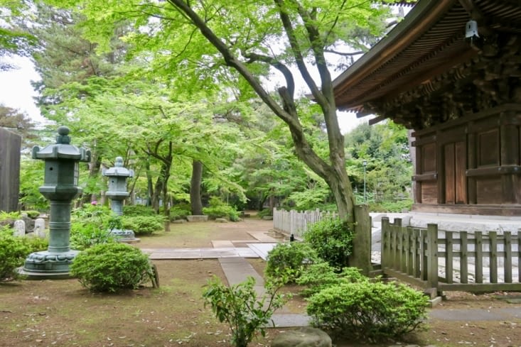 Le temple, entouré de verdure.