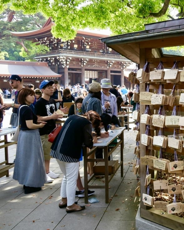 On peut acheter des tablettes votives, en bois.