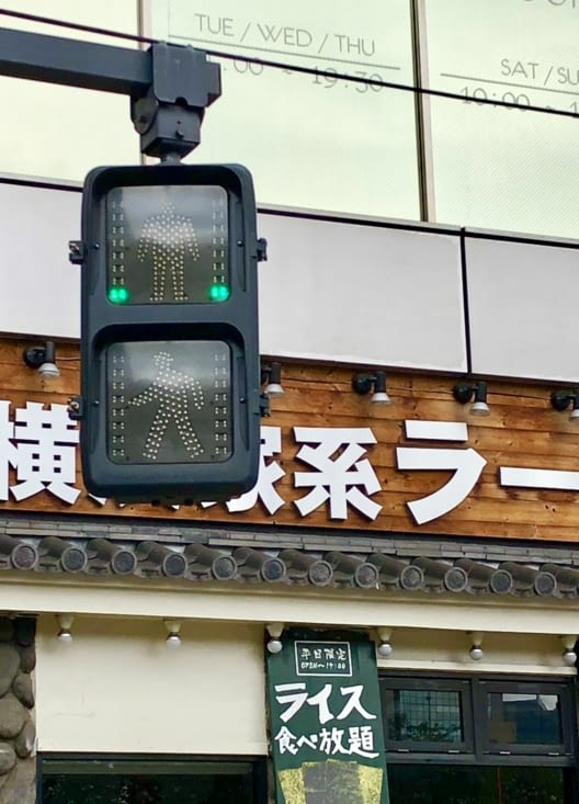Petit détail en passant : le temps restant pour traverser est représenté par des points.