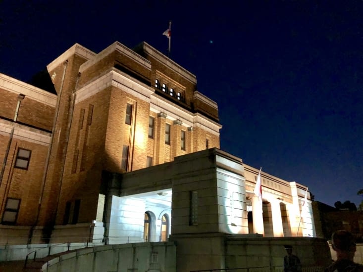 Quand nous sortons du musée un peu groggy, il fait déjà nuit...