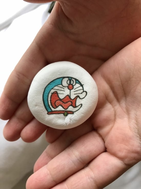 Un chamallow Doraemon, qui n’a pas trop l’air d’avoir envie de se faire grignoter...