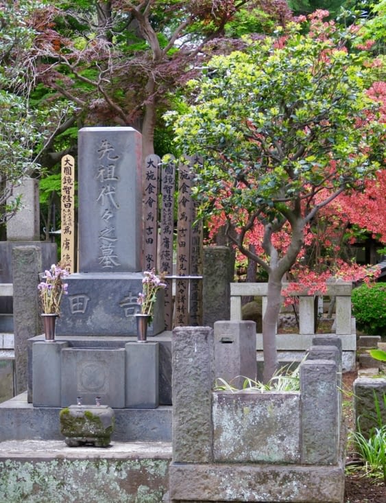 Un grand cimetière le long du temple.