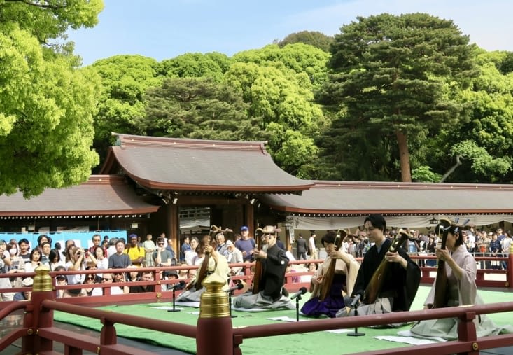Un peu plus tard, un concert de musique traditionnelle dans la cour.