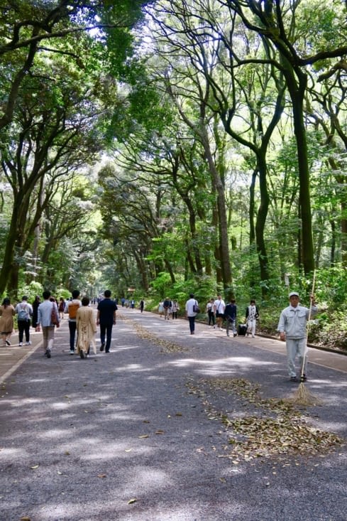 Une grande allée mène au sanctuaire principal.